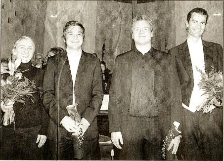 Die drei jungen Oberpfälzer Solisten des 2. Orchester- und Chorfestivals Wernberg (von links): Harfenistin Susanne Schröter, Violinist Michael Schmid, Flötist Simon Tischler mit Dirigent Michael Rohac. Bild: apz