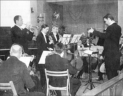 Musik über die Grenzen hinweg bot das westböhmische Symphonieorchester einem begeisterten Publikum zusammen mit einheimischen Solisten in Unterköblitz. Bild: apl