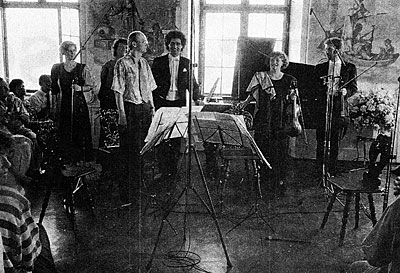 Konzert auf Schloß Leitheim: Der Komponist Helmut Burkhardt (3. von links) mit dem Nomos-Quartett und Pianist Kirschnereit (am Flügel). Foto: Tanja Reith
