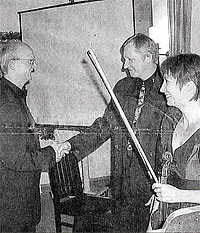 Komponist Helmut Burkhardt dankte den Interpreten Alexei Kornienko und Elena Senisova für die großartige Interpretation der Uraufführung seines Zyklus „Sternbilder". Bild: apz