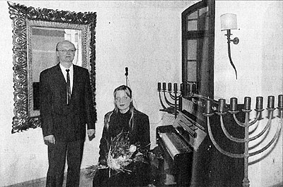 Die junge weißrussische Pianistin Anastasia Belan (rechts) hinterließ bei den Gästen des Kulturforums beste Eindrücke. Ovationen gab es für Helmut Burkhardts zeitgenössische Komposition „Geheimnisvoll Orion". Bild: apz