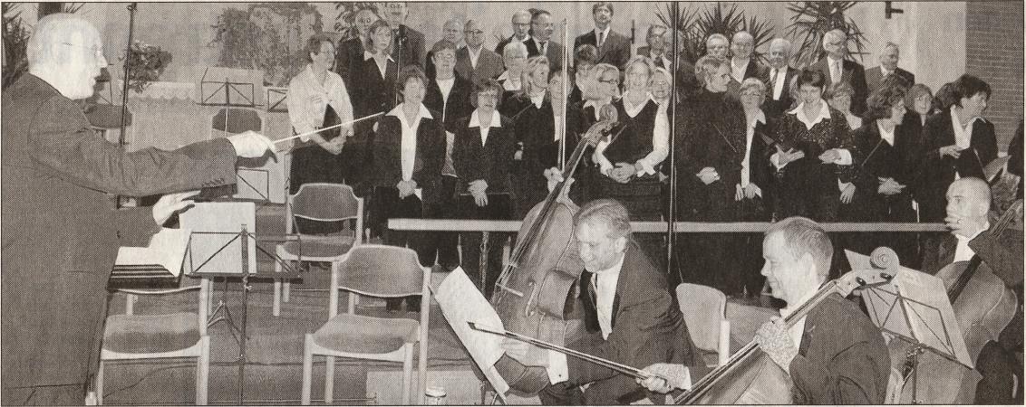Zwei Träume wurden für den Kulturforumsvorsitzenden Helmut Burkhardt am Sonntag wahr: Er dirigierte die Chöre von St. Anna und St. Josef samt Orchester, und wirkte an der Uraufführung seines neuesten Werkes mit. Bild: apz