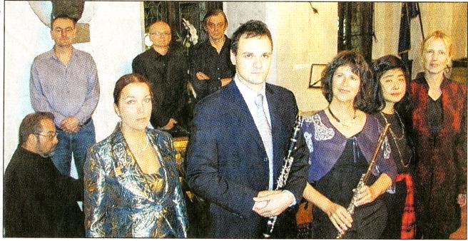 Die Komponisten (hinten von links): Ralf Riedl, Helmut Burkhardt und Helmut F. Fenzl am Flügel: Todor Petrov und die Künstler (vorne von links): Adriana Grekova, Matthias Mauerer, Ursula Kirchhoff, Mari Kimura, Eva Herrmann. Bild: R. Kreuzer