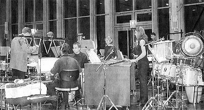 Mit einem dreistündigen Schlagzeugkonzert mit 250 Instrumenten, 13 Musikern, das zudem drei Uraufführungen von den drei Oberpfälzer Komponisten Helmut F. Fenzl, Helmut Burkhardt und Jeff Beer enthielt, setzten die Max-Reger-Tage am Donnerstag in Weiden den Schlussakkord. Bild: apz