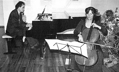 Aufgeschlossen für musikalische Avantgarde: Cellistin Gerlint Meißner (rechts) und Pianist Norbert Hirschmann, die am Samstag in der Schwandorfer Kebbel-Villa auftraten. Bild: Clemens Hösamer