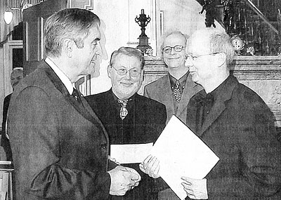 Der Wernberger Komponist Helmut Burkhardt wurde am Mittwoch mit dem Kulturpreis des Bezirks 2004 für Komposition ausgezeichnet: es gratulierten (von links) Bezirkstagspräsident Rupert Schmid, Vizepräsident und Kulturausschussvorsitzender Ludwig Spreitzer und der Laudator Hans Wax. Bild: apz