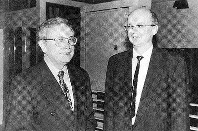 „Der Schmied von Mitterteich", komponiert vom Wernberger Musiker Helmut Burkhard (rechts) stand im Mittelpunkt der „Nacht der Melodramen". Unter den Konzertgästen konnte der Komponist auch den Nachfahren des Tirschenreuther Mundartforschers Johann Andreas Schmeller, den Fischereidirektor Dr. Hans-Bernd Schmeller (links) begrüßen. Bild: apz