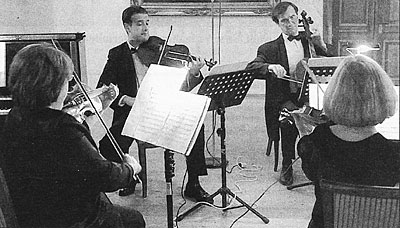 Mitgliedern des „Georgischen Kammerorchesters Ingolstadt" gaben auf der Burg Wernberg ein reizvolles Kammerkonzert. Bild: Walte Baehnisch