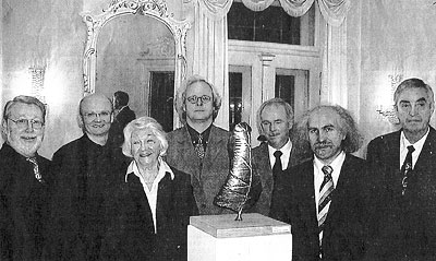 Von Bezirkstagspräsident Rupert Schmid (ganz rechts) erhielten Helmut Burkhardt (2. v. 1.), Margret Hölle und Jeff Beer (2. v. r.) im Barockzimmer der Weinschenkvilla die Kulturpreise 2004 des Bezirks. Mit Laudationes ehrten die drei Künstler Vizepräsident Ludwig Spreitzer (links), Hans Wax und Dr. Franz Xaver Scheuerer (hinten). Bild: Klewitz